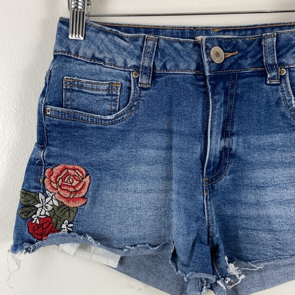 ✨3/$25✨ Urban Heritage Floral Denim Shorts - 5 - Picture 2 of 8